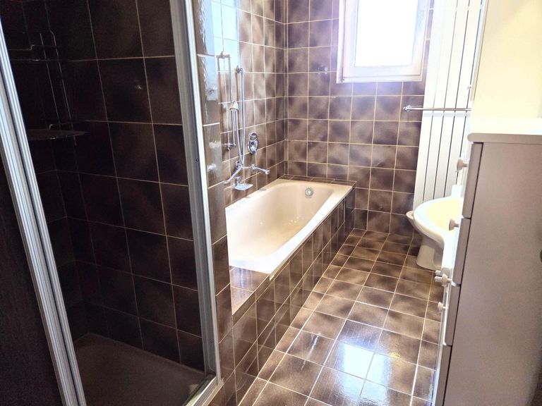 Tageslichtbad mit Dusche, Wanne + Bidet