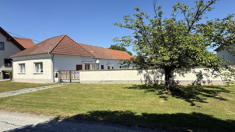 Haus mit Einfriedung