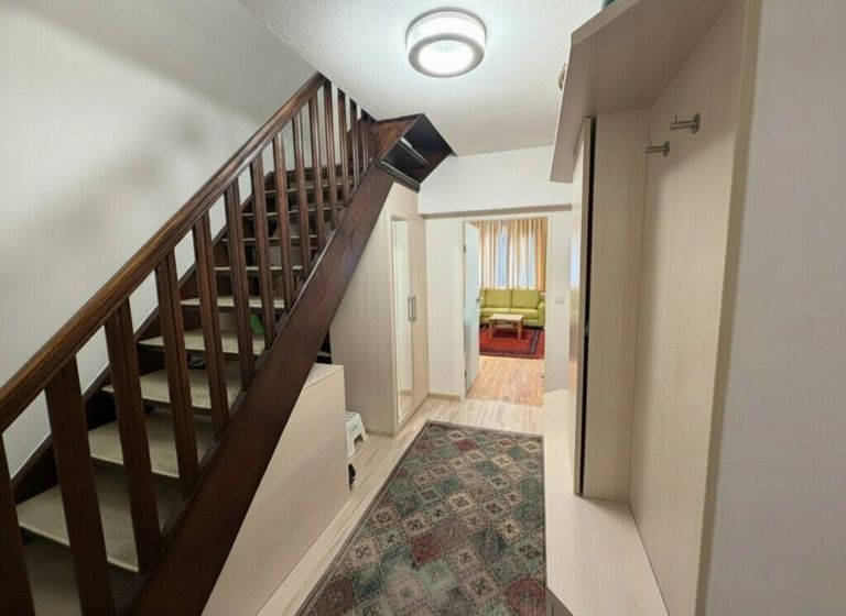 Vorraum mit Treppe ins OG