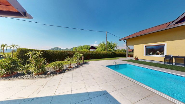 Terrasse mit Beet und Pool