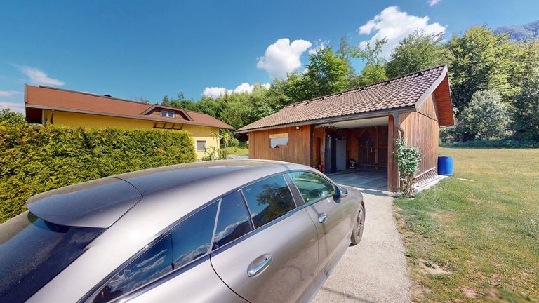 Nebengebäude mit Garage