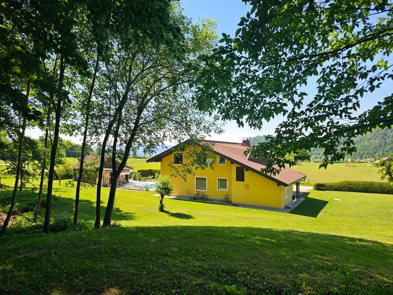 Blick aufs Haus vom angrenzenden Wald aus
