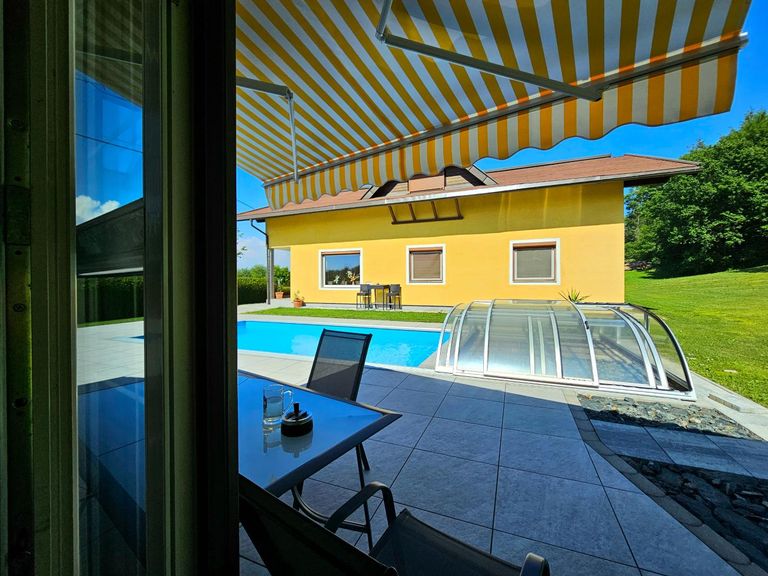 Blick vom Nebengebäude auf den Pool + Wohnhaus