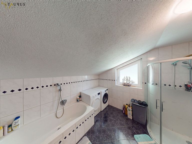 OG Bad mit Wanne, Dusche, Schränke, Handtuchtrock.
