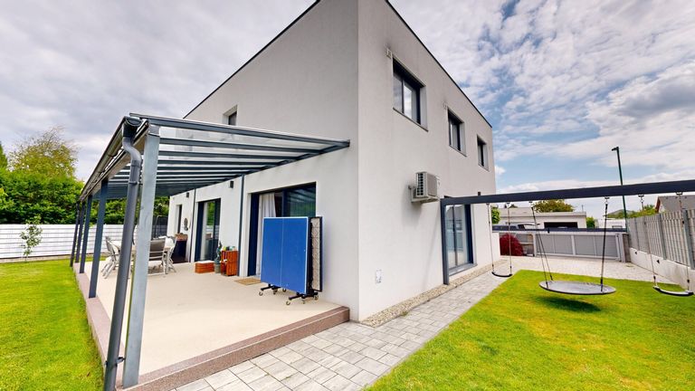 Terrasse & Spielplatz