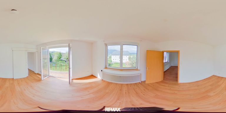 Wohnzimmer mit Ausgang zum Balkon