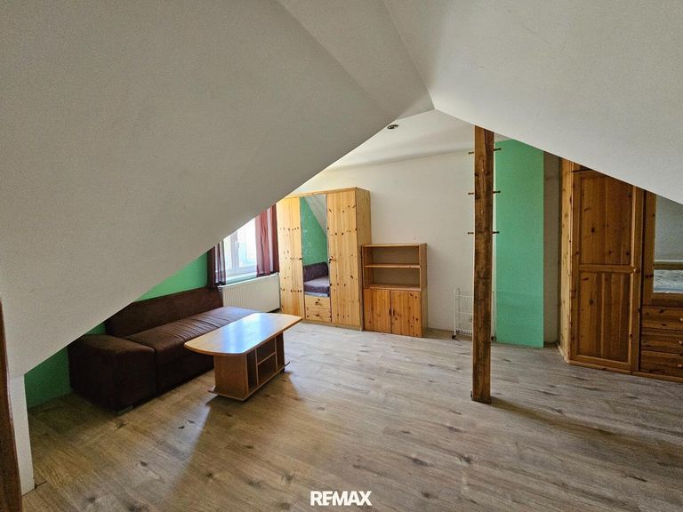 Zimmer im Dachboden (1)