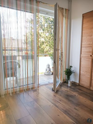 Blick vom Schlafzimmer auf den Balkon
