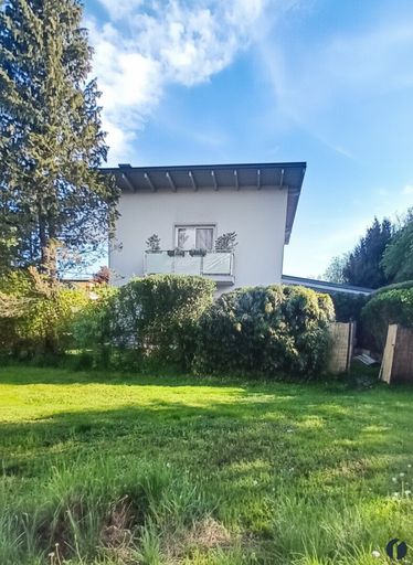 Außenansicht von der Wiese vor dem Haus