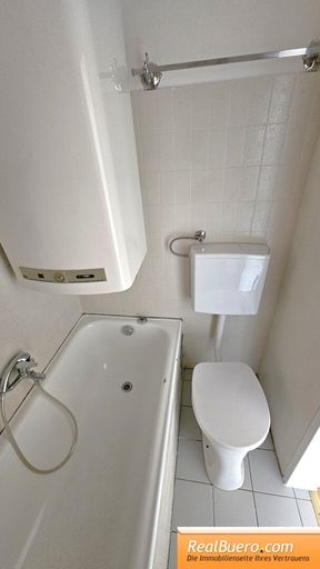 Badezimmer mit Handwaschbecken, Wanne und Toilette