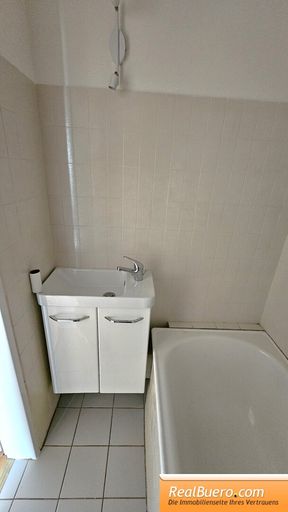 Badezimmer mit Handwaschbecken, Wanne und Toilette