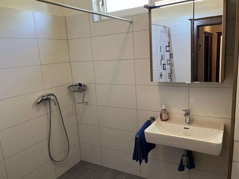 Badezimmer mit bodengleicher Dusche
