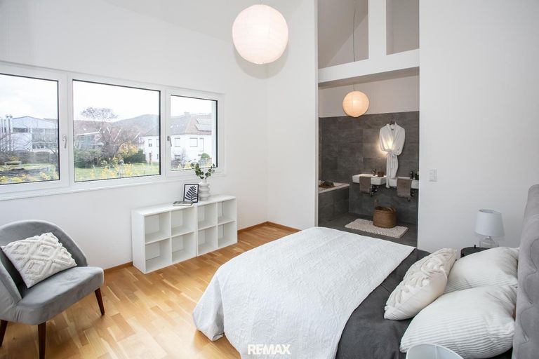 großes Schlafzimmer mit Bad