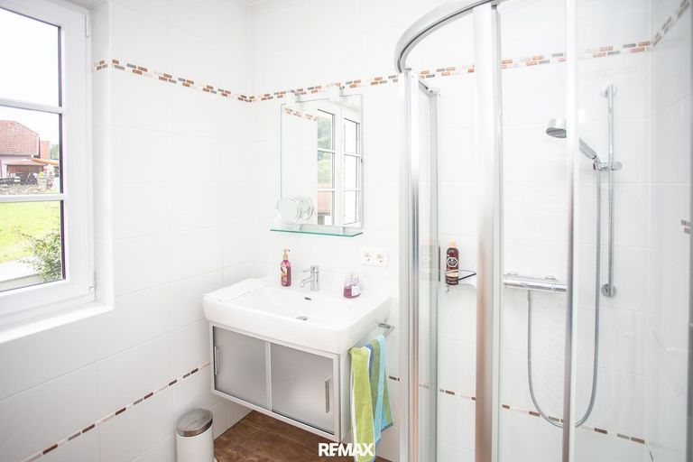 OG-Badezimmer beim Schlafzimmer
