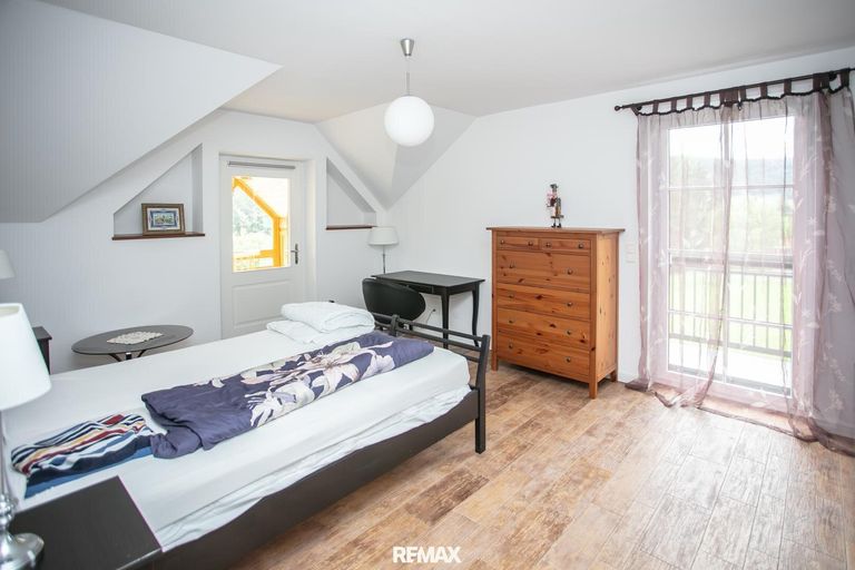 OG -Kinderzimmer mit Balkon u. Wintergarten