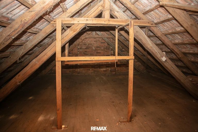 Altbau  Dachboden