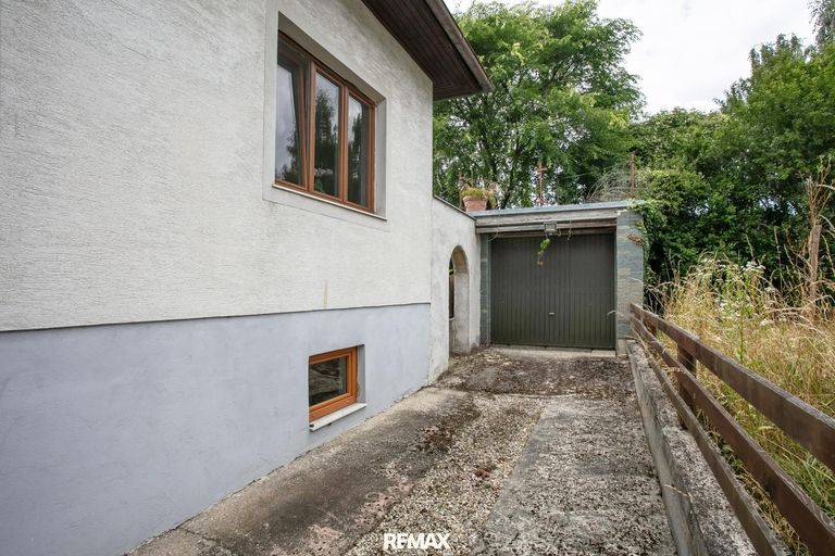 Nordseite mit Garage