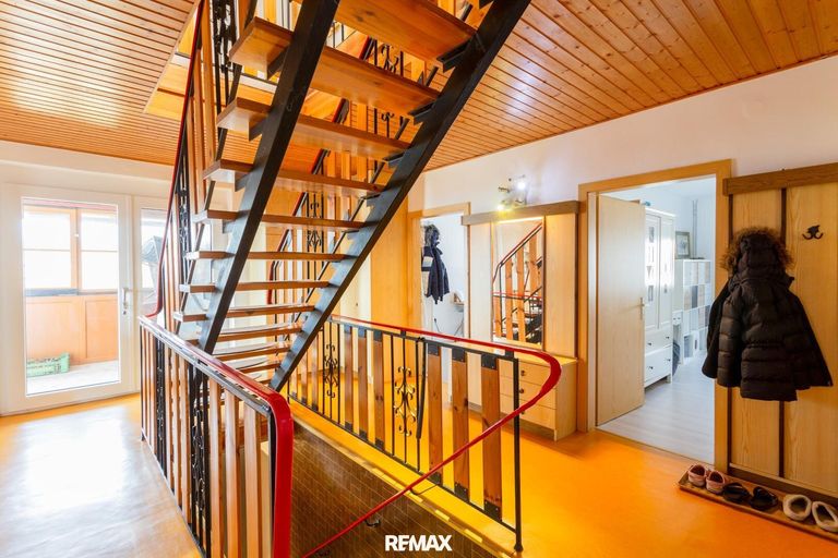 EG_Diele_zentrale Treppe