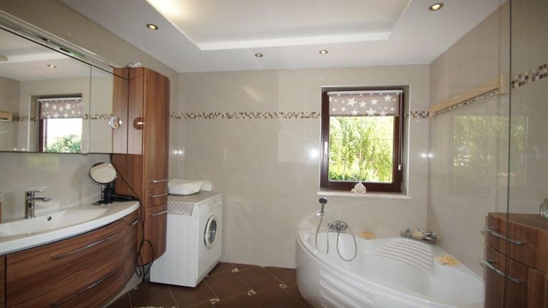 8 Badezimmer mit Eckbadewanne EFH 2000