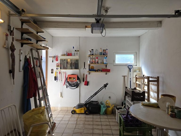 14 MFH 2000 Stockerau - Garage