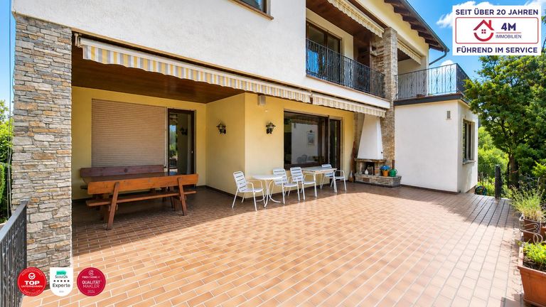 große Südterrasse EG