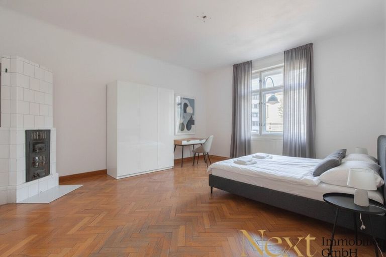 Schlafzimmer II (KI möbliert)