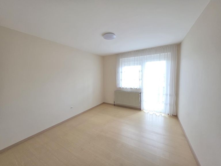Schlafzimmer mit Zugang auf den Balkon