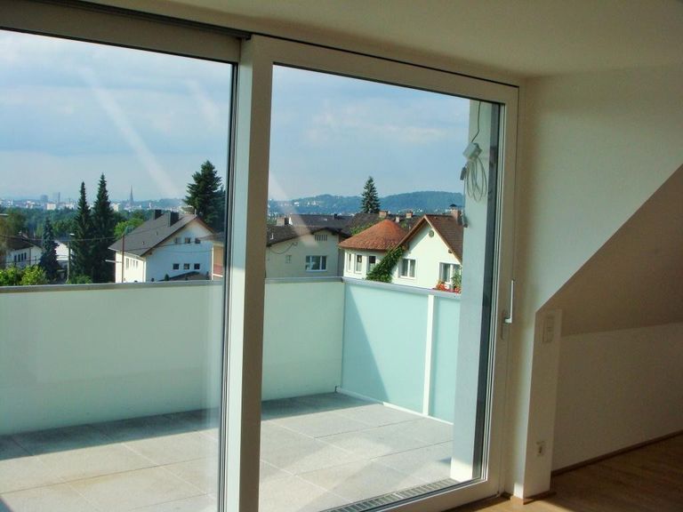 Ausblick Wohnzimmer mit Zugang Balkon