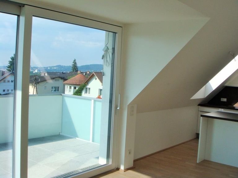 Ausblick Wohnzimmer mit Zugang Balkon