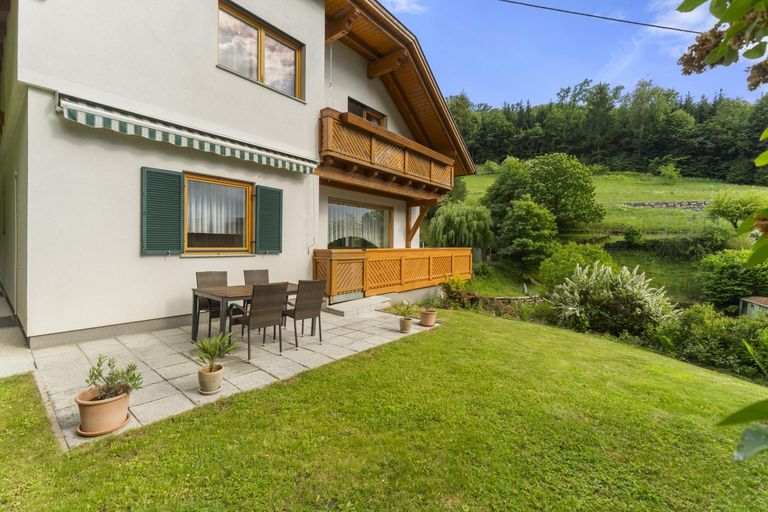 Terrasse mit Garten