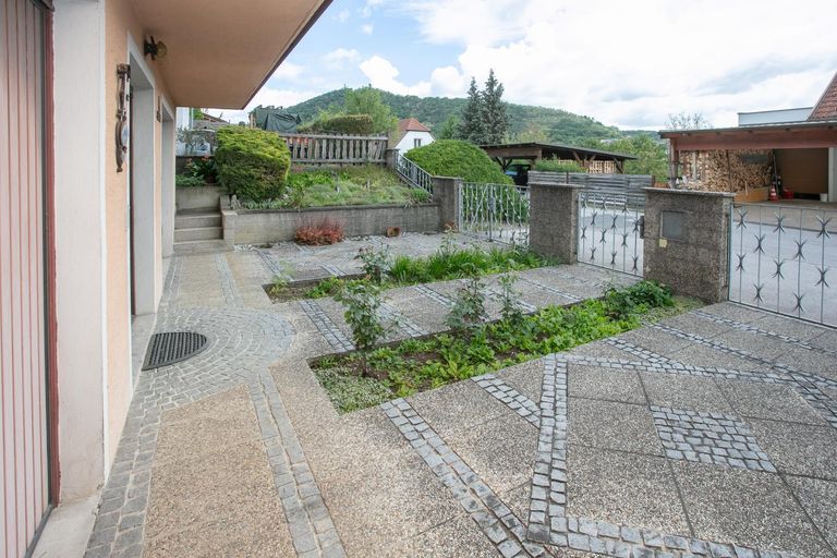 Vorgarten_Einfahrt Garagen