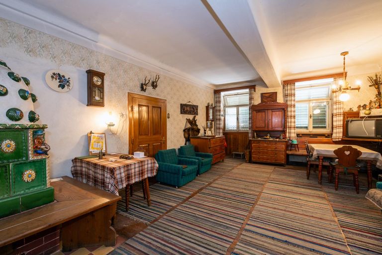 Wohnzimmer mit Kachelofen