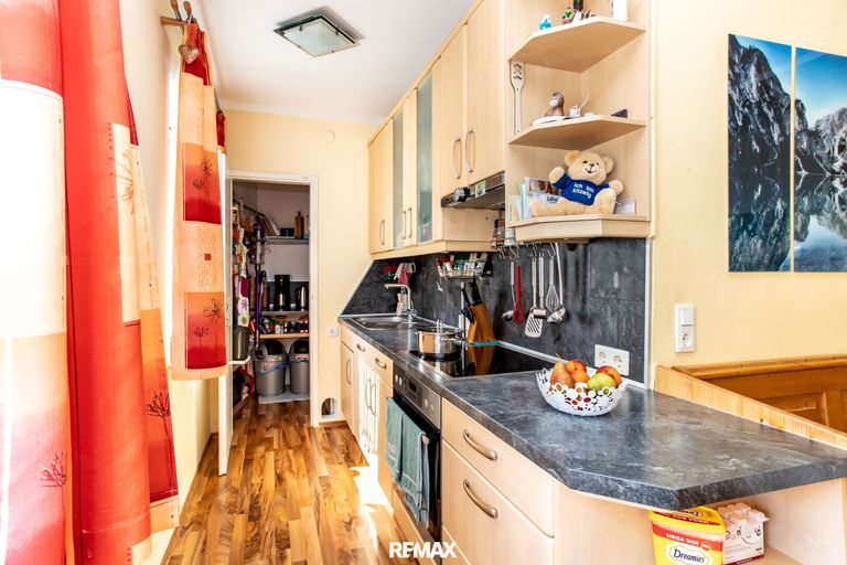 Küche mit Speisekammer