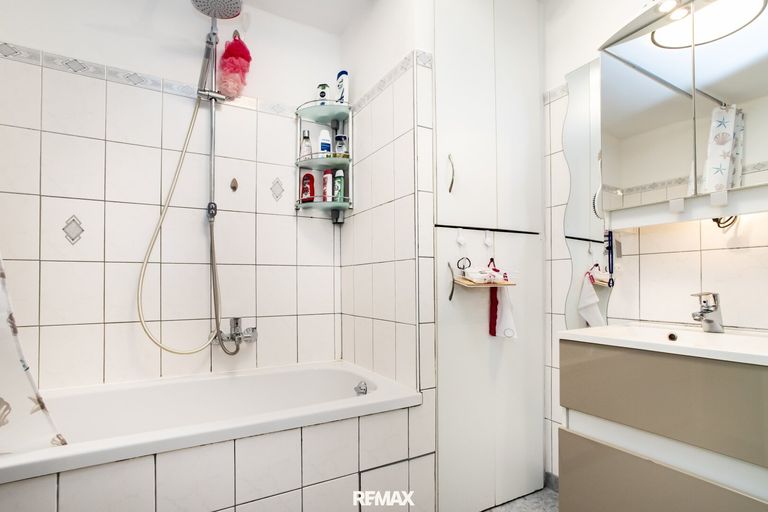 Badezimmer mit verbauter Waschmaschine und Trockner