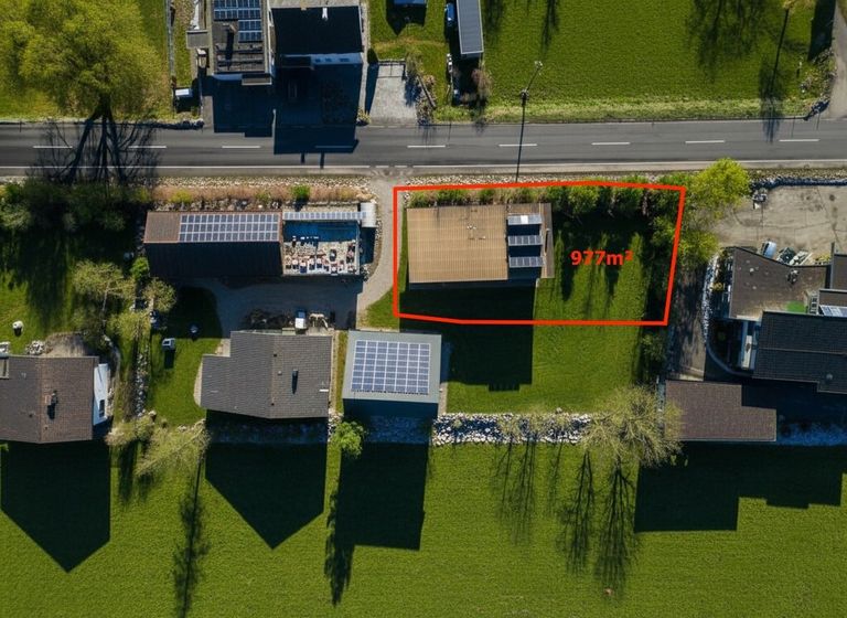 Luftbild von oben mit eingezeichnetem Grundstück
