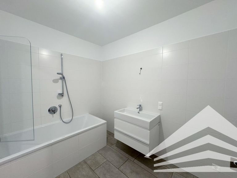 Badezimmer inkl. Wanne und WM-Anschluss
