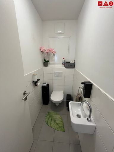 WC mit extra Waschbecken