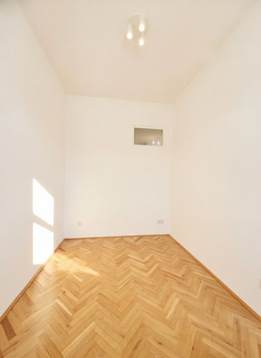Schlafzimmer mit Platz für Bett und Schrank
