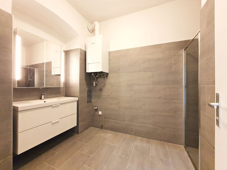Badezimmer mit Walk-In-Dusche und WM-Anschluss