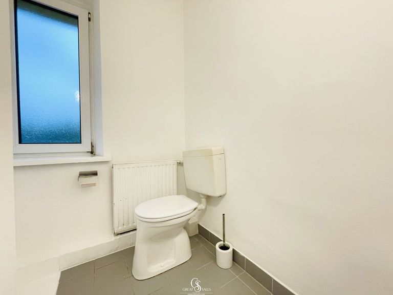 separates WC