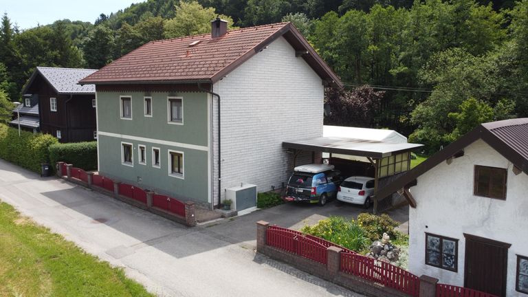 Seitenansicht Carport und Garage