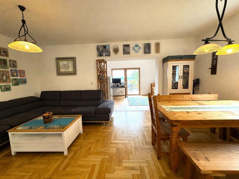 Wohnzimmer mit Blick auf die Terrasse