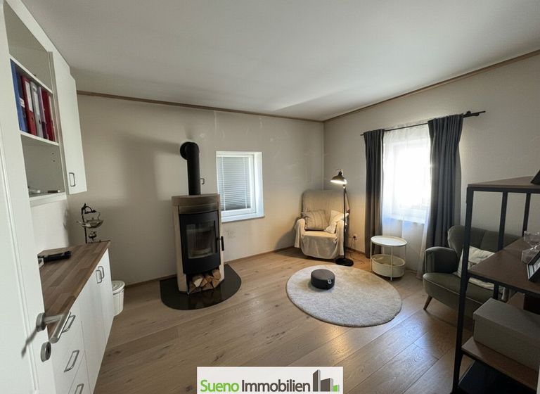 Ofenzimmer/Wohnzimmer west- und nordseitig mit Tür vom Schlafzimmer kommend