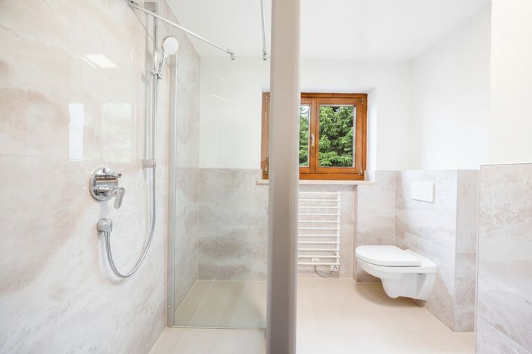 Mietwohnung-Ebbs-Badezimmer +