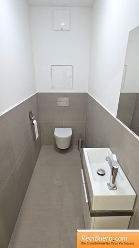 Erdgeschoß - Toilette mit Handwaschbecken