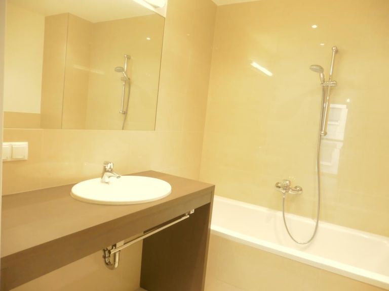 modernes Bad mit Wanne