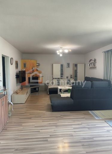 Wohnzimmer KI-aufgehellt