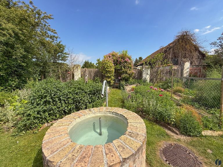 Gemüsegarten mit Brunnen