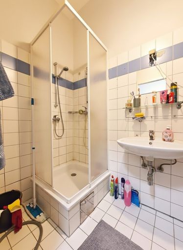 Badezimmer mit Dusche und WM-Anschluss