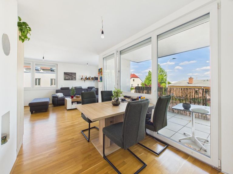 Wohn-Essbereich mit Balkon